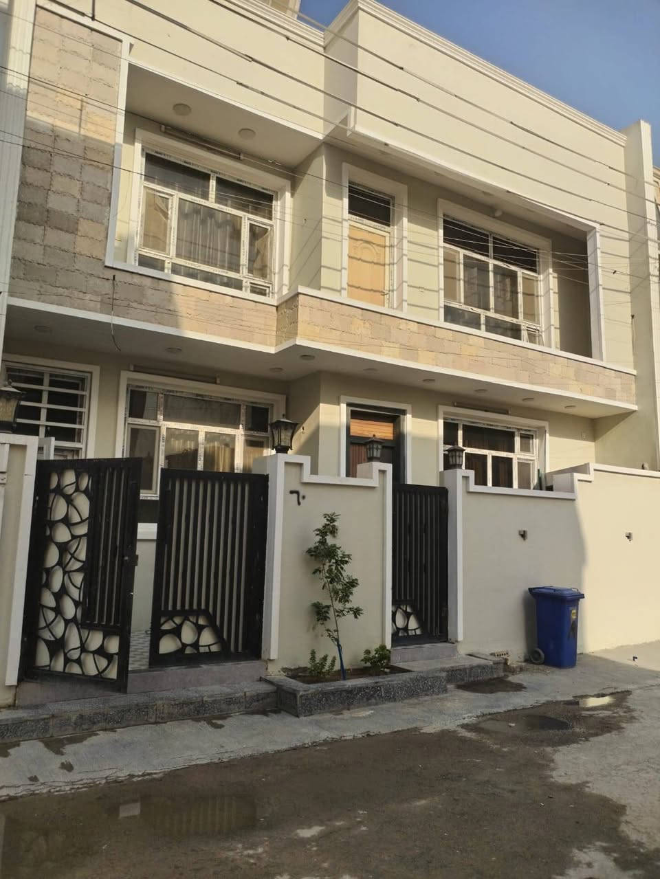 الدار للبيع ١٠٠م واجهه ١٠ نزال ١٠ البوعيثه مجمع السلطان ٣ طابقين ونص يحتوي ٤نوم وصاله وحولي ومطبخ وصحيات موقع متميز وبناء درجه اولى للاتصال والاستفسار خاص او *********** و*********** مكتب جبل الوادي للعقار
