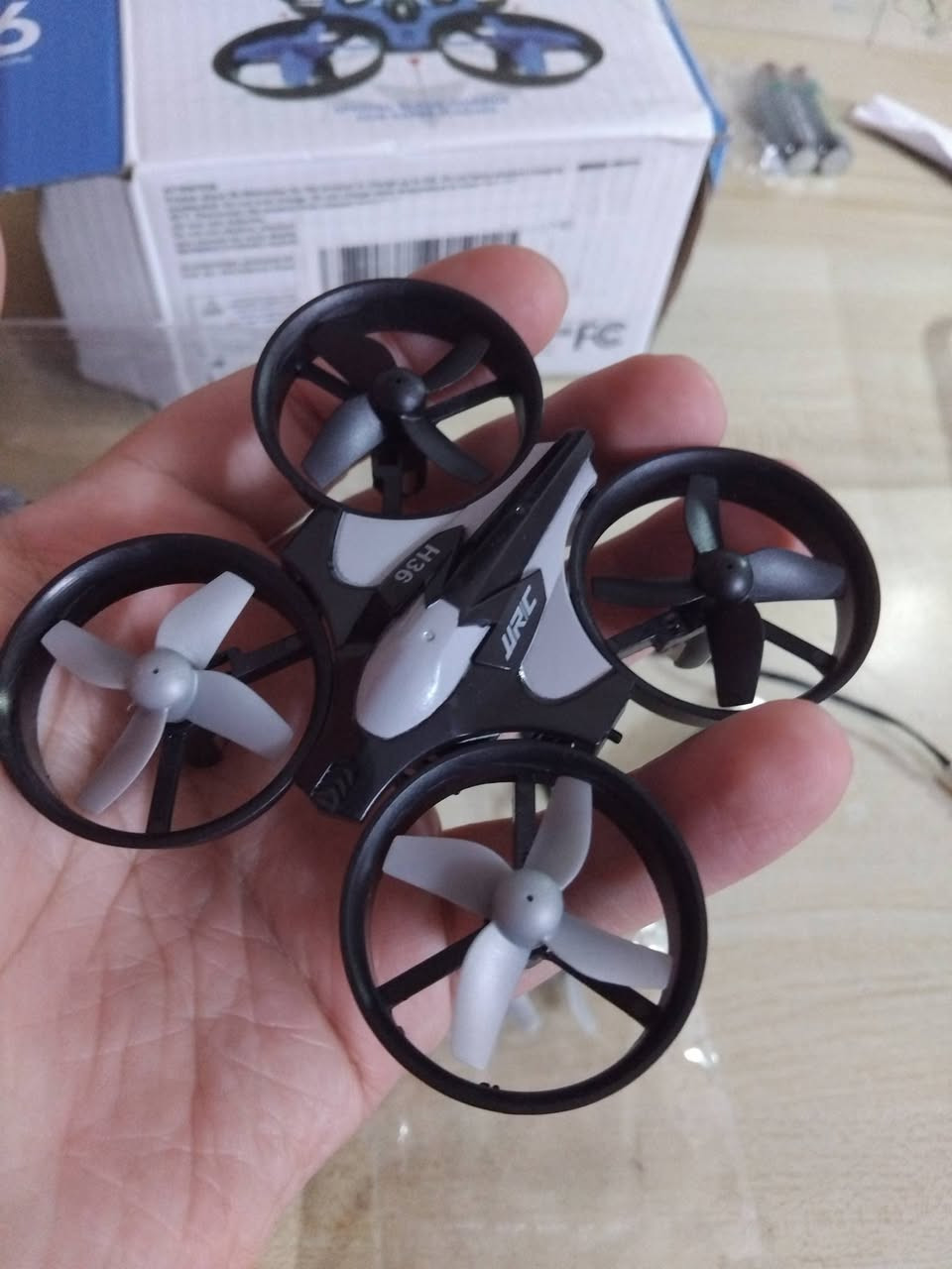 سلام عليكم درون بهذا الحجم صغيره ملحقات كامله كيبل الشحن و 4 مراوح اضافيه حسب القريته بيها مواصفات حلوه مكتوب جيرو و بيها ميزه ترجع لمكانها وحدها يعني جي بي اس اتوقع و تدور 360 درجه و بيها درجه تحكم السرعه بس المشكله ماجاي اعرف شلون اربطها بالجويستك مع العلم شحنتها و شغلتها تشتغل طبيعي بس ماعرف شلون اربطها بالجويستك لان انا مو يم الدرون دوم كلشي ماعرف بيهن السعر 15 الف و توصيل موجود


**إذا كنت صاحب هذا الإعلان وتريد حذفه لأي سبب، رجاءا أرسل رسالة إلى الدعم الفني**