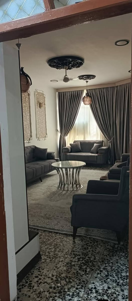 سلام عليكم بيت في حي المهندسين مساحه مالته(150)يحتوى على غرفتين نوم و ستقبال و هول السعر خاص رقم)***********)وتساب بي
