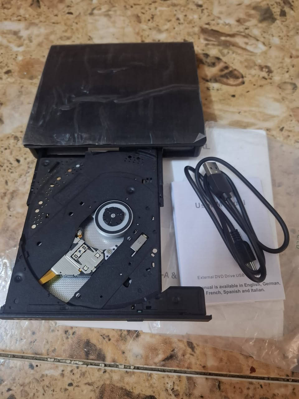 مشغل اقراص خارجي حديث اصلي أمريكي جديد بالضمان شرط  والفحص ويعمل بخاصية USB/BC او من الموبايل بطريقه التوصالة ويشغل cd/dvd تسجيل وتحويل جميع الامنافذ بيه يوجد توصيل اتصال [***********]
