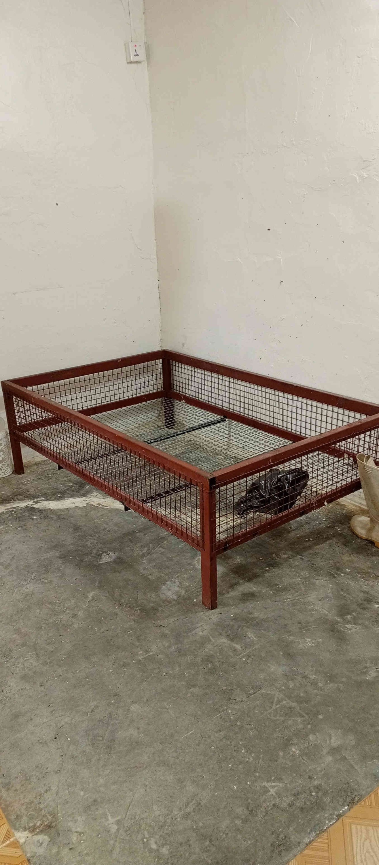 ئه شياي دووكاني مريشك چاكردنم هه يه بؤ فرؤشتن كه م به كارهاتوون كامل دووكانيكي حازره له هيچي كه م نيه
تيبيني له هه لبجه ي شه هيدم 
***********
واتسئاپي له سه ره گه ياندنيشم هه يه به گويره ي توانا
