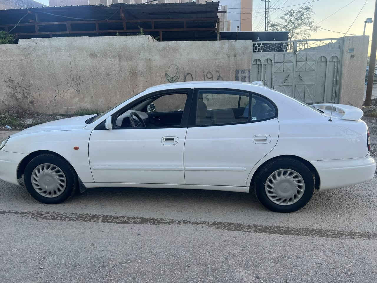 السلام عليكم 
للبيع دايو لكنزه موديل 2002 بيه صبغ 3 قطع 
شرط بدوان دواخل 
مكينه ابو الكف كير عادي جام اوتو 
صدر امامي +صدر خلفي + تخم تاير  
السياره حلوه وجاهزه مابي اي نقص 
رقم صلاح الدين الدولي سنويه جيديده هزه جديده 
السعر 41 وبيه مجال للشراي 
الاستفسار ***********
