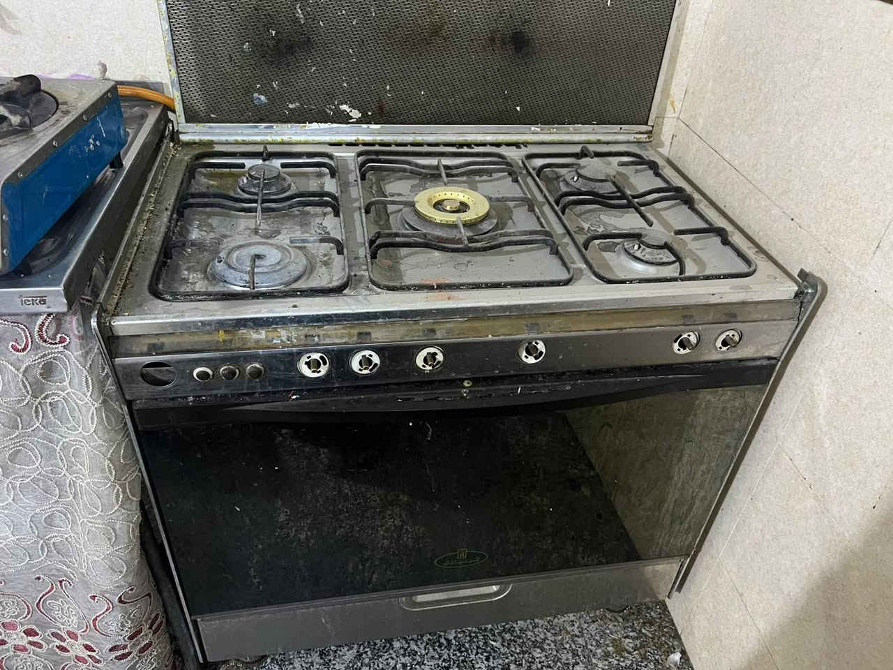 للبيع أثاث وأغراض بحالة جيدة ✨
🍲 طباخ — 100

🧺 جرابي — القطعة 75

🛏️ تخم — 300

🪑 كاونتر — 100

🍽️ ميز طعام — 75

🛌 غرفة نوم — 600

البيع بسعر مناسب والجاد يتواصل على الخاص 📩

الصور مرفقة مع الإعلان.


**إذا كنت صاحب هذا الإعلان وتريد حذفه لأي سبب، رجاءا أرسل رسالة إلى الدعم الفني**