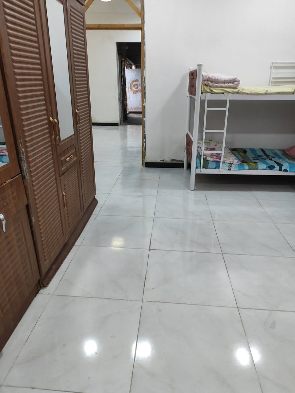 بيت للبيع 130متر يتكون من غرفتين 4في5مساحه كل غرفه وصاله 4في8 ومطبخ4في5 وصحيات داخليه و خارجيه ومنور وكراج يبعد عن الشارع 100متر بناء جديد النواقص أرضية الطارمه وأرضية المطبخ ومواد البناء موجوده السعر 45وبي مجال رقم الموبايل *********** العنوان الفرات الزراعي طريق سنيه سياحي قرب حسينية مسلم ابن عقيل
