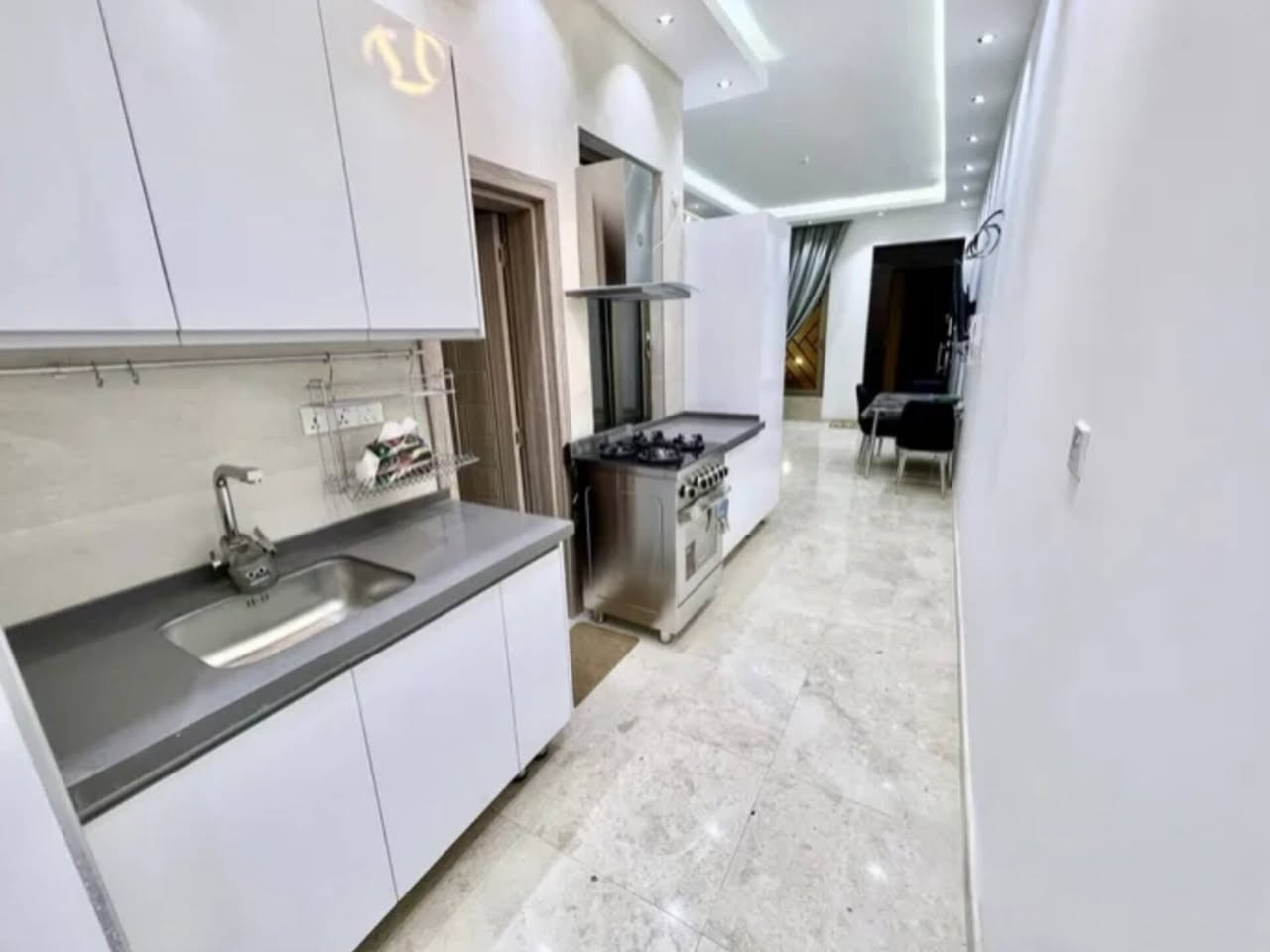 شقة للايجار 

الموقع/المنصور حي دراغ 

المساحه/100م

المواصفات 
طابق اول 
طابق ارضي 
2غرف نوم 
2حمام
صاله
مطبخ
موثث بالكامل
بناء حديث ومودرن 
الأنترنيت والكهرباء الوطنيه مجانا
يصلح لسكن العوائل والمغتربين 

سعر الأيجار/1,000$

الواجهة/***********
