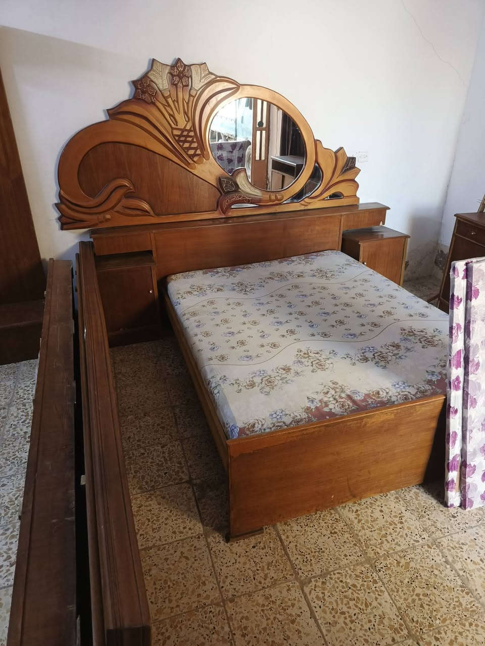 سلام عليكم غرفه نوم نضيفه كلش كامله مابيها ضرر سعرها300 بدون دوشك وي دوشك 225 اليريدها يخابرني مكاني بغداد بلديات المعسكر ***********
