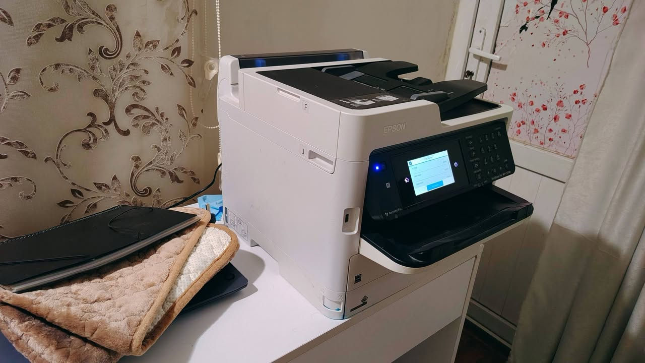 Epson WorkForce Pro WF-C5790

برنتر إبسون Epson C5790 كلش نظيف وبدون أي مشكلة للبيع! 🔥 البرنتر (طابعة، استنساخ، سكانر، فاكس) ملون وأسود وسريع جداً، ماشي تقريباً 100 ألف طبعة وبشرط الفحص. حبره كلش اقتصادي وسيت الحبر يطبع 40 ألف ورقة، ويسحب ورق ثقيل لحد وزن 300 غرام، مع ميزة الطباعة والسحب التلقائي على الوجهين (Duplex) والربط عن طريق الواي فاي والطباعة مباشرة من الموبايل. ممتاز جداً للمكاتب والمدارس والمكتبات.
سعر:٣٥٠ الف
​🔹 🔹 🔹 🔹 🔹 🔹 🔹 🔹 🔹 🔹
​🔴 کوردی:
پرنتەری Epson C5790 زۆر جوان و پاک بۆ فرۆشتن! ✨ پرنتەرەکە (پڕنتەر، کۆپی، سکانەر، فاکس) چاپی ڕەنگاوڕەنگ و ڕەش و سپییە و زۆر خێرا و بێ کێشەیە، نزیکەی ١٠٠ هەزار عدد پرنتی پێ کراوە و بە شەرت دەیبەن. حبرەکەی زۆر باش و ئابوورییە و سێتی حوبری نزیکەی ٤٠ هەزارە، وە تا وەرقەی قورسی ٣٠٠ گرام ڕادەکێشێت. تایبەتمەندی تەسویر و سکانی پشت و ڕووی هەیە بە شێوازی ئۆتۆماتیکی (Duplex) لەگەڵ وایفای و چاپکردن ڕاستەوخۆ لە مۆبایلەوە. زۆر گونجاوە بۆ فۆتۆکۆپی، قوتابخانە، فەرمانگە و مەکتەبەکان.

نرخ : ٣٥٠ هەرزار


**إذا كنت صاحب هذا الإعلان وتريد حذفه لأي سبب، رجاءا أرسل رسالة إلى الدعم الفني**
