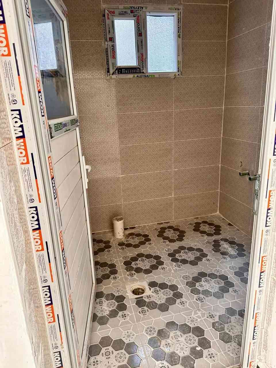 بيت للبيع بالتقيه الثالثه قرب  حسينيه باب الحوائج ساحه توديع يتكون غرفه مطبخ صاله استقبال مجمع صحيات مساحه  100 متراستفسار المراسه الواتساب رجاء او اتصال***********. ***********م مراجعه مكتب 🏢 العاصمة للعقارات والمقاولات العامه العنوان ام الخيل ساحه الاحتفالات قرب البلديه الجديده السعر 40 بي مجال
