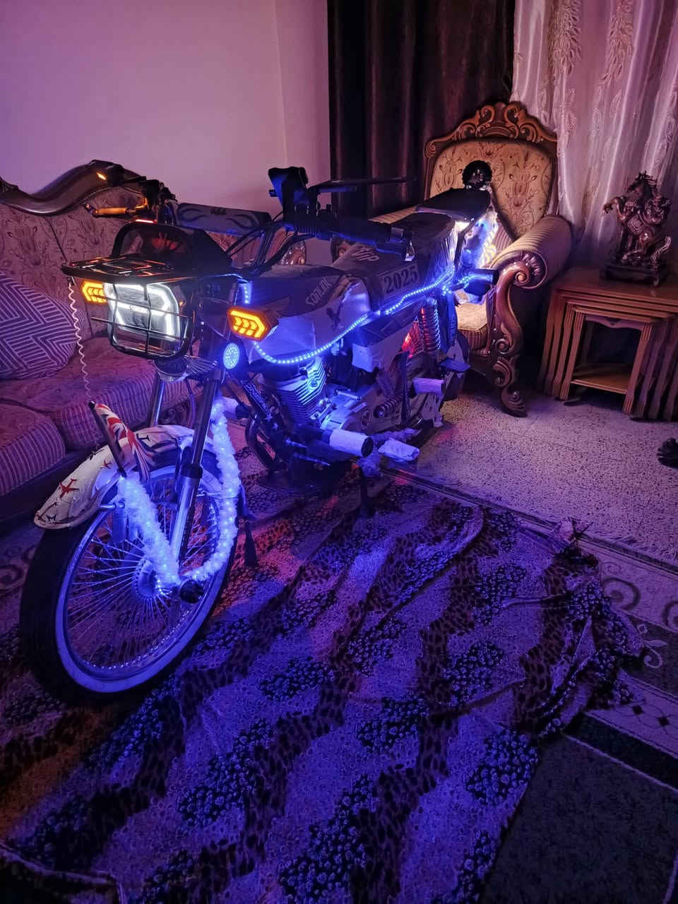 يالله
وينهم ليدورون شي مميز وانتيكا 
دراجه سونك تايكر ٥ كير موديل ٢٥ 
نضافه فوول ومجمبزه ومزوده ع حسب الاصول 
بيهة تزويدات هواي وبيهة دسك خلفي تزويد وحده ب ١٠٠ الف ينباع 
ماشيه ٢٧٠٠ 
دراجه قفلهة مليون  او مراوس شعندك نزل 
موقع رمادي ٥ كيلو 
رقمي  واتساب فقط ***********
