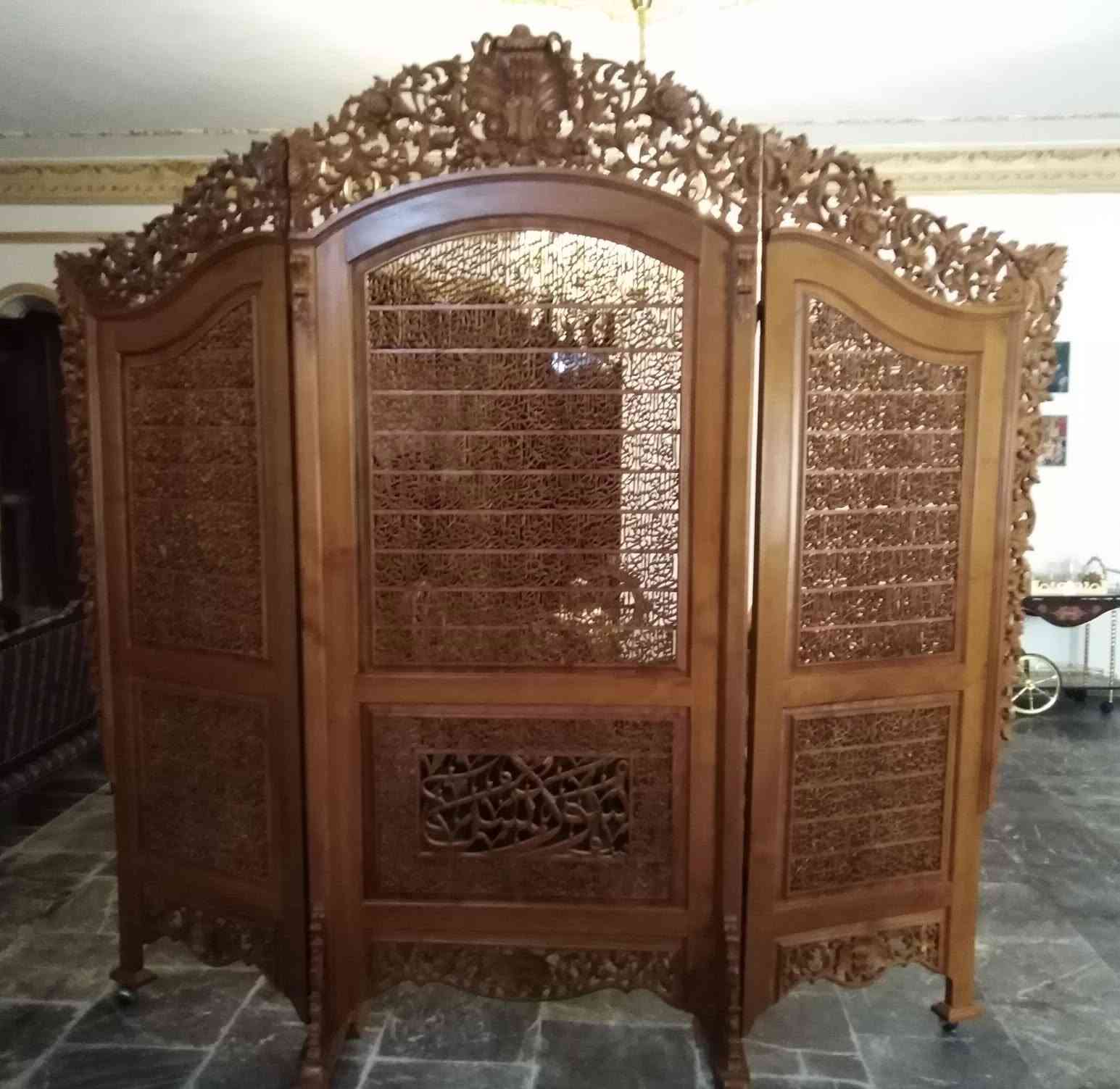 قطع انتيكة جميلة جداا
مكتوب عليه اية الكرسي كاملة 
والقطعة الثانيه كرسي وميز
***********بي واتساب
