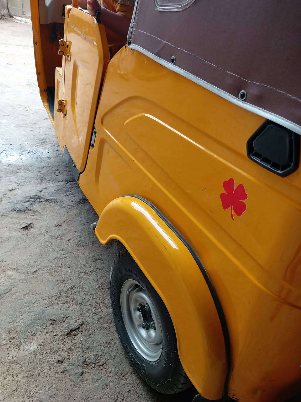 تكتك موديل 22 شهر 6 رقم واسط سنويه ولوحات نكليزي حلوه ونضيفه كشر مكفول من الصبغ والمعجون محرك مكفول من التنقيص والتبخير دوشمه كاعيات منيدك لشارع تخم تاير جبلي 
مكاني كوت حي الجهاد 🌹
*********** ( خابر وبيك خير وتدلل )
