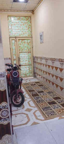 سلام عليكم 

▪️ بيت  زراعي بيه وصل طابو للبيع 

▪️ مساحه ٣٠٠/م  وجهيه ١٤ متر ونص 

 

 ▪️ عنوان سوق الشيوخ  خنيطلة  شارع الكراج  قريب على التبليط  

▪️ طابقين
 الطابق الأرضي سقف كونكريت طابوك غرف عدد٢  مساحه ٦ في ٤ ونص +مناور عدد ٢ +استقبال  مساحه ٩ متر + صالة مساحه  ١١ متر  +مطبخ مساحة ٧ متر  +حمامات ٣  + مجمع صحي متكامل كبير...   حمام داخل الغرفة  + حمامات خارجية +  كراج  مساحته ٨٥ متر

▪️ الطابق الثاني اربع غرف    ومجمع صحي 

▪️السعر 165مليون وقابل للتفاوض 

▪️الاستفسار واتساب او الاتصال على رقم تالي 

▪️***********
▪️سيد حسن الموسوي 

▪️مكتب الاحرار شارع البصرة يم جزرة مبايلات القديمة
