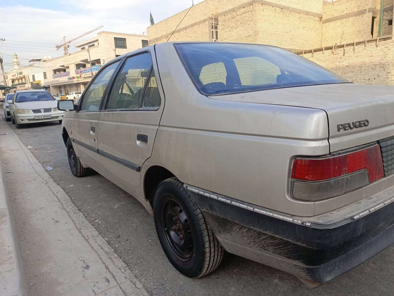 السلام عليكم 
بيجو روى موديل 2009 سيارة نظيفه ومكفوله تبريد شغال مابي اي شي والسياره باسمي بيها باتري جديد وتخم تاير جديد وسبيرها هم سيارة كلش نظيفه وصدرها جديد وكهربائيات فحص جديد وبيها عده كامله مال شركه جك ويل سبانه عدة النكي مال شركة ومثلث فسفوري هم مالتها شركة السيارة مابيها اي نقص السعر 35 ورقه وبيها مجال 
مكانها بغداد 
للاستفسار اكثر الاتصال على الرقم : ***********
