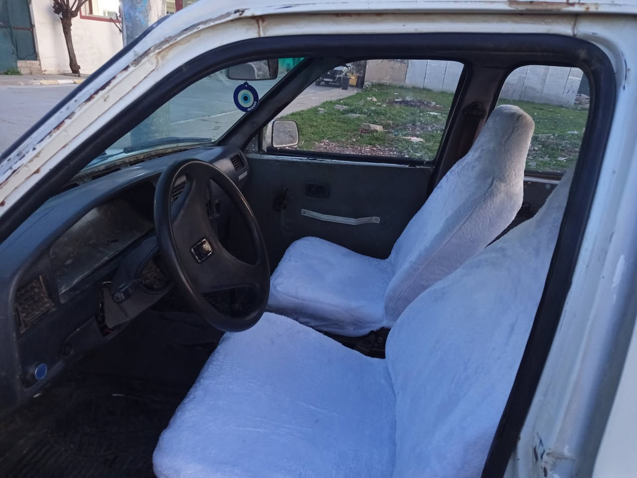 پیکاب  مۆدێل    2001  ماڵی دۆست و فە قیرە
ئاڕم پلاسیک بووە  ئاڕمە کە ی ون بووە ....؟

گێڕو مە کینە و کارە بای و شانسی و خایسات

بە شە رت بڕاوە و موس و وە رگە ڕاوبە شە رت

پێش و پشتی تازە دا گیراوە ئیستۆپ دیسک 

پاوە ر برێک وگە رمی و لایت و فڵچە ئیشە کات

نرخ  13  گە و کە مێ مە جال ***********

گۆڕینە وە ش  ئە کە م  لە سە ردڵ  گرتن
