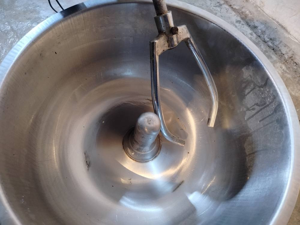 ‎السلام عليكم عجانة ايرانية للبيع جديدة مستعملة شهرين فقط  تعجن كيس طحين  
***********‎ بلاد, صلاح الدين
