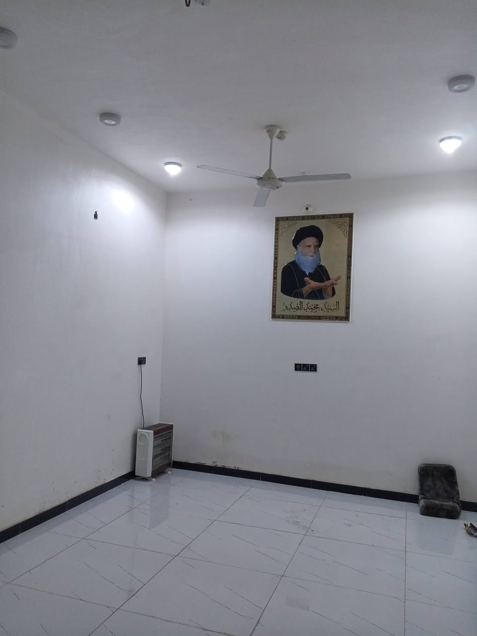 دار سكن المساحة 150 طابق واحد مسلح الفداء حي الكرامة نهاية شارع ابو لبنان كافة الخدمات السعر 125 للاستفسار ***********
