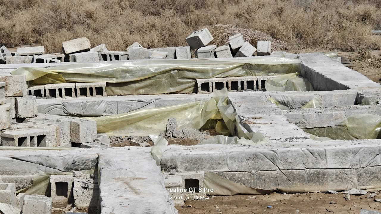 السلام عليكم قطعة أرض 200متر رباط جديد كامل مع السياجات العنوان حي العدل مقابيل  بازيخانة أعبيد السلطان للبيع لأستفسار الاتصال على رقم ***********
