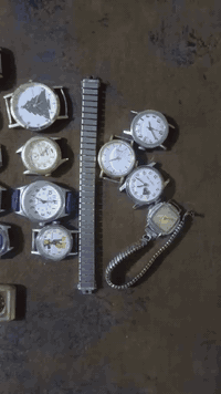 سلام عليكم روس ساعات فنتج ياباني وسويسري أقطار ناعمه 4 روس تكويك و2 على الطاقه الشمسيه ولباقي بطاريه المجموع 21 قطعه السعر مناسب شلعه
***********
