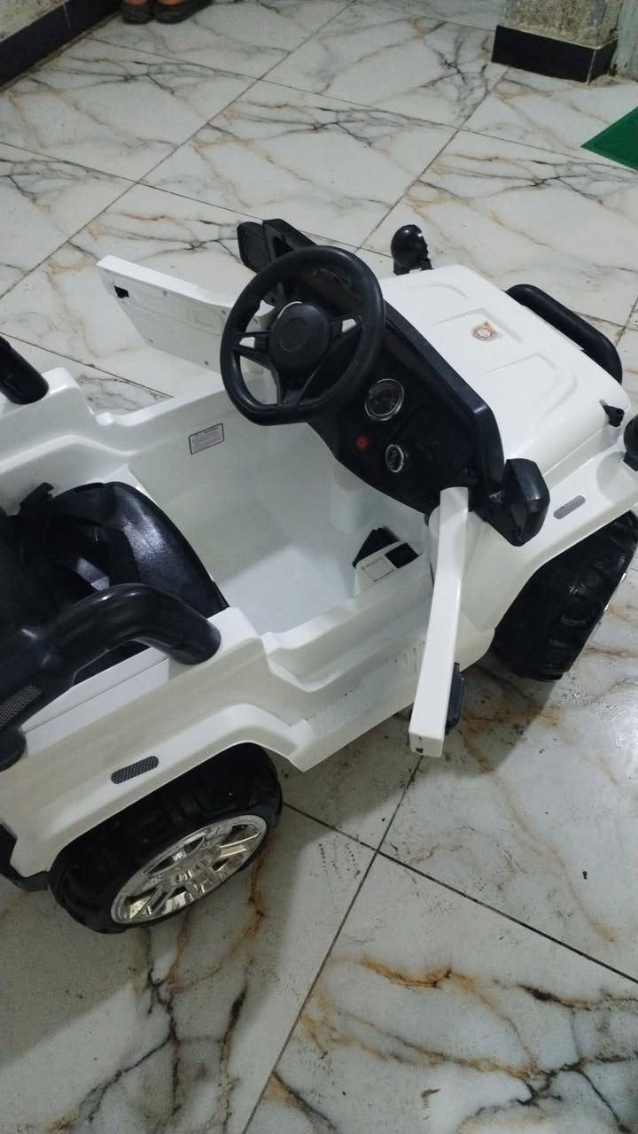 سيارة اطفال شحن جديدة مامستخدمه هواي تشيل ٢ اطفال ***********  ب١٠٠ وبيه مجال
