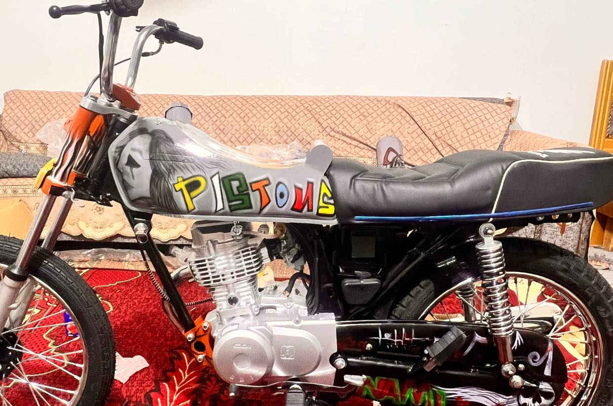 السلام عليكم دراجه اربعه كير شلامجه موديل 26وغراضها كلها احمد شهاب حت الواشر مال الصمونه من احمد شهاب والشاصي ٢٠١٤ اوراق اصولي مداور بنفس اليوم الدراجه صارلها ٢٠ يوم مشدوده الدراجه كلها اصولي وشلامجه من مكينه وغراضها البقيه وبرغي مابيها امتياز 
 هذا رقمي للاستفسار : ***********
والسعر خاص ومكاني كربلاء الحر
