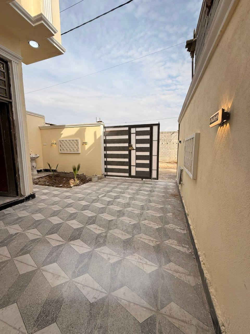 ‏ أحبتي المتابعين توفر دارين سكن للبيع 
***********
 كل دار مساحته   210 متر  
العنوان ابي الخصيب  العوجة  
السعر (( 105وبي مجال  
طابو زراعي عراقي تريد وكاله تريد سهم

يحتوي //على حدايقة وكراج كبير  ￼

غرف 3 
صالة 2 
ديوان كبير  
صحيات داخلي وخارجي 
موقع مميز وخدمات متوفره
