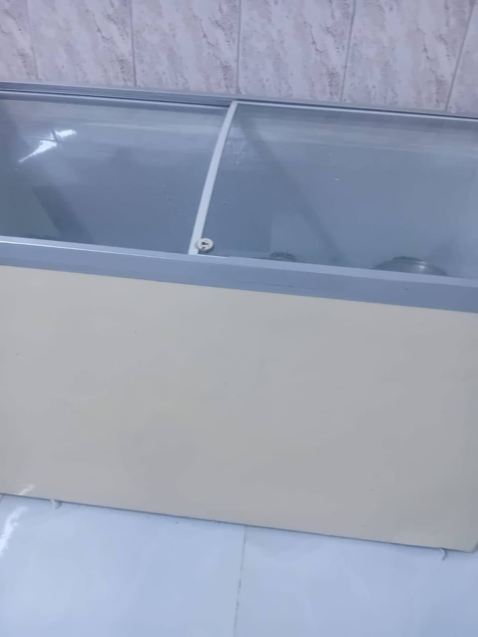 مجمدة نظيفة سعر 300 الف العنوان حي الجهاد رقم الهاتف ***********
