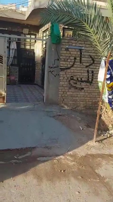 البيت في حي الصحه قرب المدرسه الصينيه المساحه ٢٠٠م البناء حديث البناء ثلاث غرف نوم+ صاله +مطبخ حراري ومطبخ بارد +استقبال  وصحييات وحديقه وطارمه  والبناء طابوق وكونكريت مسلح سيراميك البيت كله وزره وارضيه وكهرباء دفن سمنز وأما الطابق الثاني فرمستون ثلاث اغرف وصحيات كاملات خدماتها ***********
