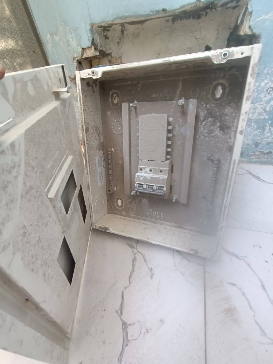 للبيع مكاني أبو دشير شارع الزيتون *********** سعره ٣٠الف
