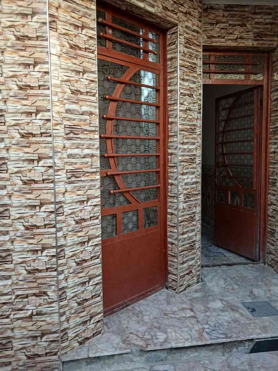 بيت ١٠٠متر للبيع بناء حديث على ساحة قرب السوق الزغير شارع العماره الحمرة للإستفسار الاتصال***********
