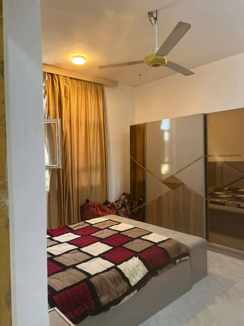 دار للبيع بناء 🏫فوول 
دار للبيع 
مساحة 280م طابو زراعي سند25
بناء حديث وخدمات كامله
@@@
نقص فقط سياج وتطبيگ السطح
@@@
ملاحظه تريد واقع حال تريده كامل 
@@@
يحتوي على
غرف نوم عدد2
كلدور
مطبخ
استقبال
كراج وحديقه
الموقع //ورديه داخل المقاطعه المقابل مدرسة مالك الأشتر 
الابتدائيه
للاستفسار الاتصال ***********
