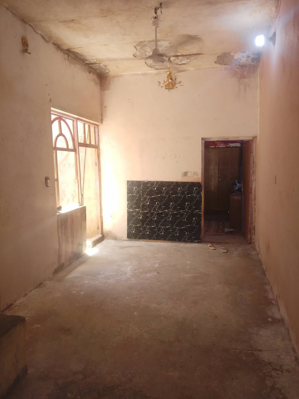 السلام عليكم بيت للبيع 100م يحتوي على استقبال صاله مطبخ غرفه حمام خارجي وداخلي بيتونه العنوان البراكيه شارع المطار القديم قرب اسواق علي الطائي السعر 18 وبي مجال الاتصال رقمي ***********
