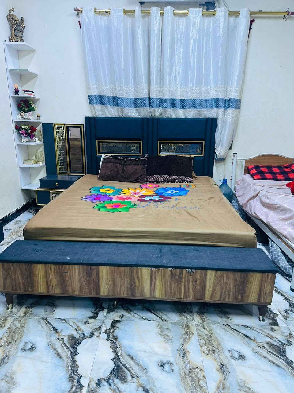 سلام عليكم غرفه تركيه للبيع بعدهي نظيفه مكاني البصره حي الاساتذه السعر مليون و750ألف وبيه مجال الرقم *********** متواجد واتساب 🖤
