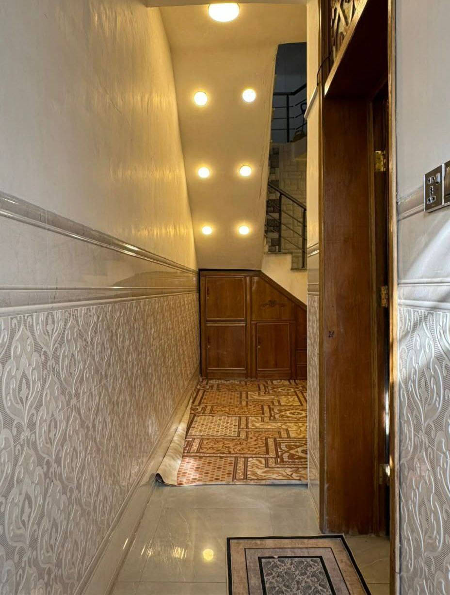 🏠 بيت للبيع – حي الإمام_طابوصرف

📐 المساحة: 100 متر
🏗 طابقين
📏 الواجهة: 5 م
📏 النزال: 20 م
📍 الموقع:
رابع دار عن شارع حي الإمام الرئيسي

🔹 تفاصيل الطابق الأول:
غرفة نوم (4 × 5 م)
مطبخ (4.5 × 3.5 م)
هول (5 × 4 م)
استقبال (5.5 × 3.5 م)
حمام داخلي (1.5 × 2 م)
حمام خارجي
🔹 تفاصيل الطابق الثاني:
غرفة نوم (4 × 5 م)
غرفة نوم (5 × 4.5 م)
هول كبير
حمام (1.5 × 2 م)
📞 للاستفسار:
***********
