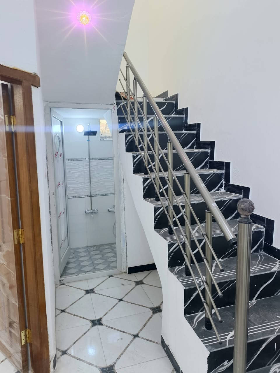 دار سكن بمساحه 100متر علا شارع تبليط 10متر يحتوي علا غرفتين نوم /صحيات داخليه وخارجيه /ديوان /طابو صرف زراعي وكاله ومكاتبه ونسخه من الطابو بسعر /60/ وقابل لتفاوض *********** للاستفسار
