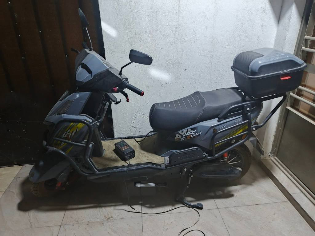 السلام عليكم 
دراجه شحن نوع سكنس موديل 2025 للبيع
ملف 3800 
بطاريات بحاله جيده جدا 
مكاني بغداد الغزالية 
السعر 900 وبيها مجال 
*********** بغداد, العراق
