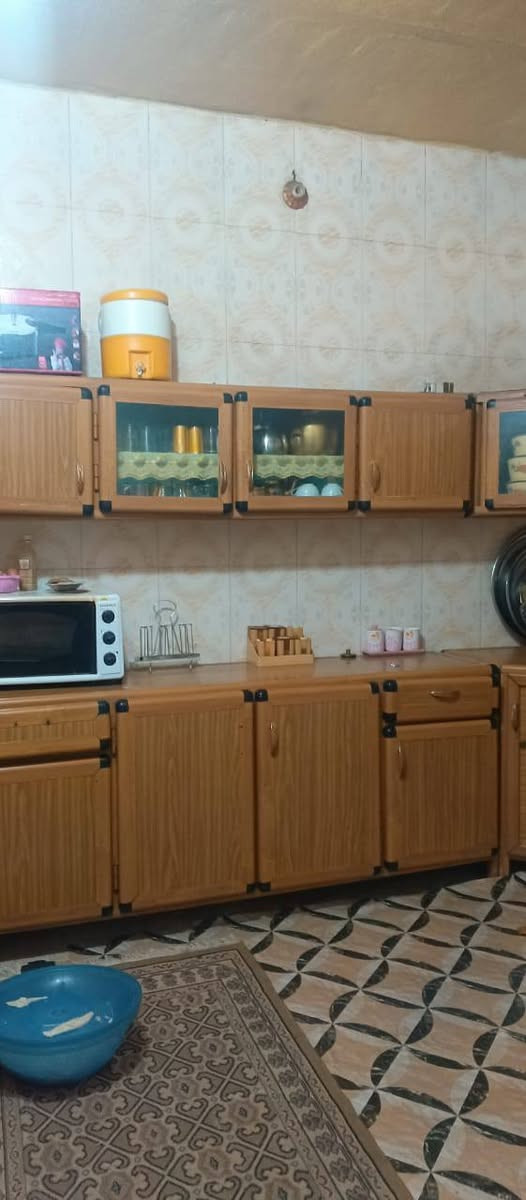 موجود بيت 200متر شارع حجي كشكول قرب مخبزا الزهراء. ع. يحتوي على 3غرف صاله استقبال مطبخ صحيات بيت كامل حته ستاره صطح شتايكر بنا فرمستون يريده يتواصل وياي ***********

