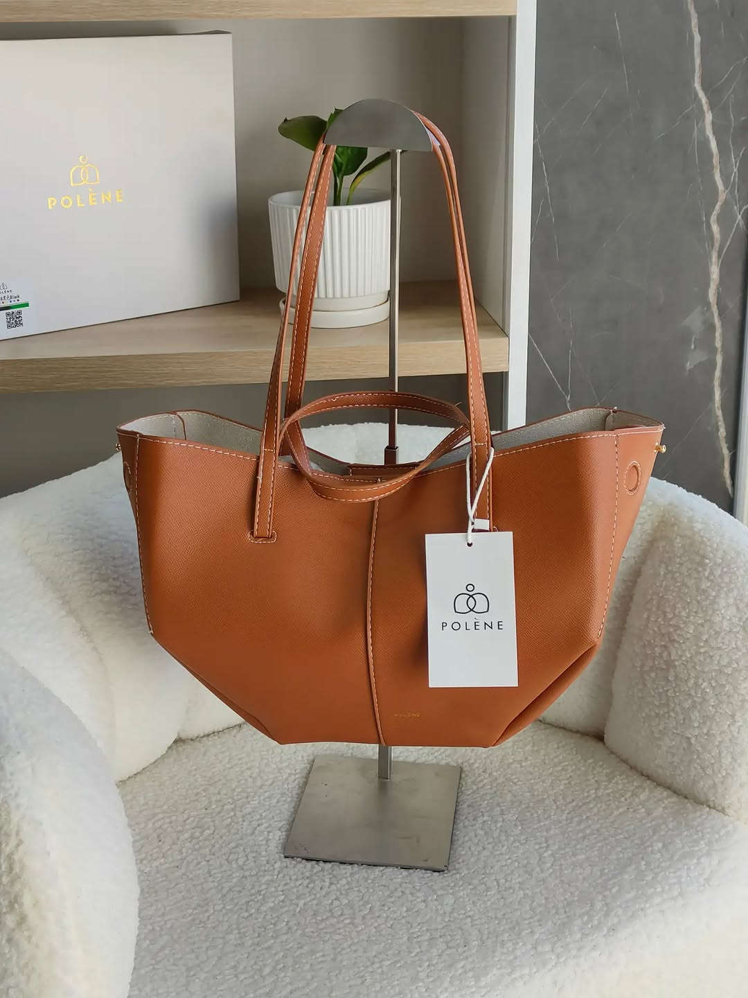 بولين ماستر كوالتي مع البوكس 🤍

👜 الجلد سوفت والكوالتي يجنن
🪡 الخياطة مرتبة والتشطيب من الداخل ممتاز
📏 الحجم وسط، والقاعدة ثابتة ، مناسب للدوام، الطلعات والاستخدام اليومي
🎨 متوفرة بـ 6 ألوان: أوف وايت، أسود، رصاصي، وردي، جوزي، أحمر ❤️
ويجي وياها المحفظة مالتها نفس لون الجنطة طبعاً ✨ 
💰 السعر: 25 ألف فقط
🚚 التوصيل لجميع محافظات العراق: 5 آلاف
📸 التصوير حقيقي من داخل المحل ✨
🎁 ومتوفر عدنا تغليف هدايا أنيق
💝 سعر التغليف: 3 آلاف
📩 للحجز والاستفسار راسلينا بالدايركت، والكمية محدودة. 🤍✨


**إذا كنت صاحب هذا الإعلان وتريد حذفه لأي سبب، رجاءا أرسل رسالة إلى الدعم الفني**