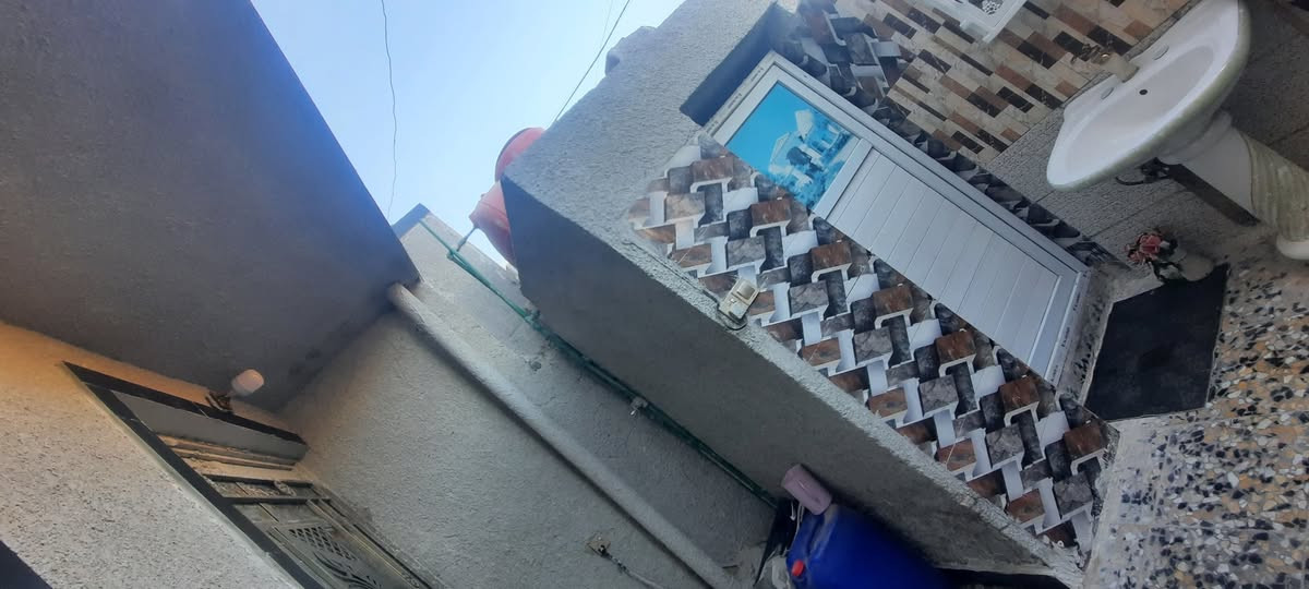 السلام عليكم بيت بحي الكوفه مساحه ١٠٠متر وجهه ٥ ونزال ٢٠ بيت كامل كامل موصفات الف متصرف علي 
كاشي سيراميك وبياض  وصطوح ثنين شتايكر ولبخ  حته صطح ملبوخات لبيت ابيعه كامل ٢تنكي وكيزر وسبلت توست ٢طن  ومغسله وماطور مي وثلاجه كاونتر تركي كامل  بلازمه عداد ٢ وحده ٥٠ وحده ٣٢  كهربائي ومي ومجاري حديث وتبليط ومقرنص(  قرب اسواق ادم  موبيل ***********)
