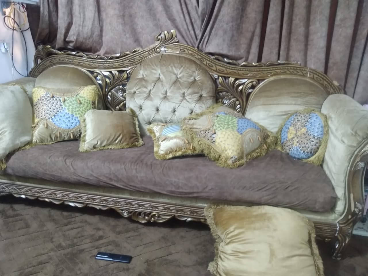 تخم مرتب وحلو ونضيف استعمال 6 اشهر السعر 200 الف مع 9 كوشات العنوان الزعفرانيه نهاية اربع شوارع رقم
*********** .
