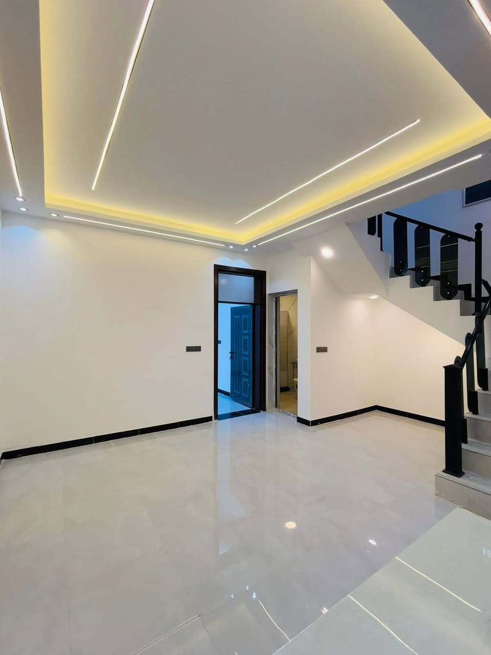 ✨ بسم الله ما شاء الله ✨
تمتع بأرقى وسائل الراحة والفخامة مع هذا العقار المميز 🏡

🔹 المساحة: 100م

🔹 الواجهة: 6.250م – النزال: 16م

🔹 فول مواصفات

البيت يتألف من:

🏠 الطابق الأول: استقبال واسع + مطبخ + صالة كبيرة + غرفة نوم بحمام ملكي + منور

🏠 الطابق الثاني: 3 غرف نوم + حمام

🏠 الطابق الثالث: بيتونه كبيرة

⚙️ المواصفات الفنية:

 • رفت 40 مع بتلو 10 (المجموع 50)

 • أرضية 60×60 مع حصو وبسيس تحتها

 • المطبخ والحمامات مطبوكة ألواح وليس سيراميك

 • نظام كاميرات وإنترنت مخفي

 • أبواب تركي أصلي + أبواب حمامات ألمنيوم

 • مغاسل تعليك مع مرايات نوع “توتة”

 • حمامات بخلاطات تركية أصلية

 • جبسن بورد + إنارة بروفايل ومخفية

 • بوكسات خارجية للغاز والماطور + تانك 1000 لتر

📜 نوع العقار: طابو زراعي – السند: 25

📍 الموقع: الدورة – البوعيثة – السلطان الثالث

🔑 البيت باسمي مباشر بدون دلالية

📞 للاستفسار 

اتصال / واتساب: ***********
