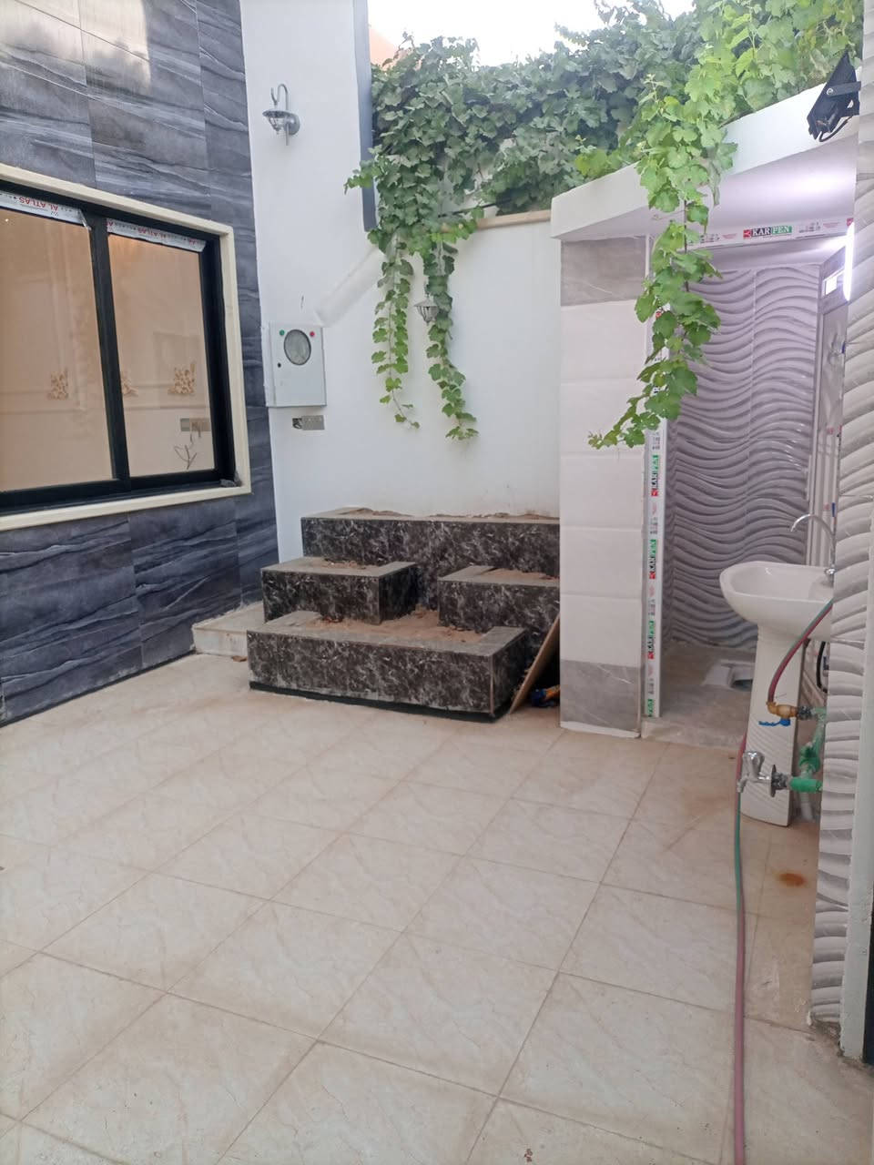 داران بناء حديث للبيع بحي الاقتصاديين قرب جامع الاوابين مساحت الدار الواحد 137 وجهه 6ونص طابقين 3غرف نوم عنوان مكتب إطلالة الأوس بحي 17 تموز بسايدين الاقتصاديين الاتصال على الرقم التالي أو الواتس اب ***********3
