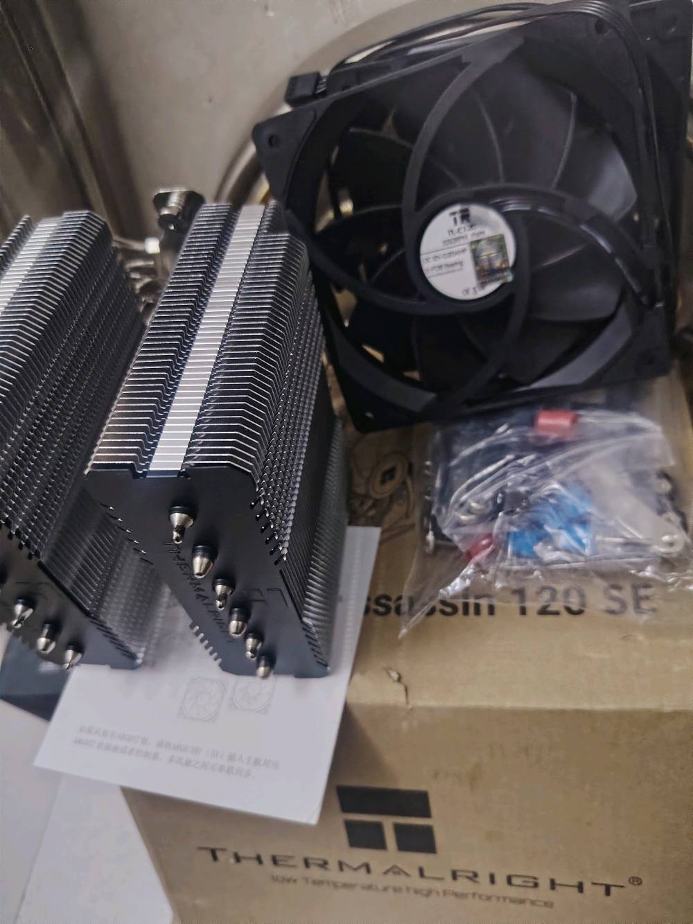 ​المبرد الاحترافي Thermalright Peerless Assassin 120 SE متوفر الآن ❄️🖥️
​يعتبر هذا المبرد الخيار الأول عالمياً للاعبين والمصممين بفضل تصميمه المزدوج الذي يضم برجين من الألمنيوم و6 أنابيب نحاسية بقطر 6 ملم لضمان سحب الحرارة من المعالج بأقصى كفاءة ممكنة، كما يأتي مزوداً بمروحتين طراز TL-C12C تدعمان خاصية PWM لتوفير تبريد هادئ وقوي يتناسب مع أجواء العراق الحارة ويضمن استقرار أداء جهازك أثناء الألعاب الثقيلة، وكل هذا متوفر بسعر تنافسي يبلغ [٤٠] دينار عراقي فقط، والبيع يتم عن طريق الاستلام المباشر  في كربلاء، أو التوصيل حسب الاتفاق