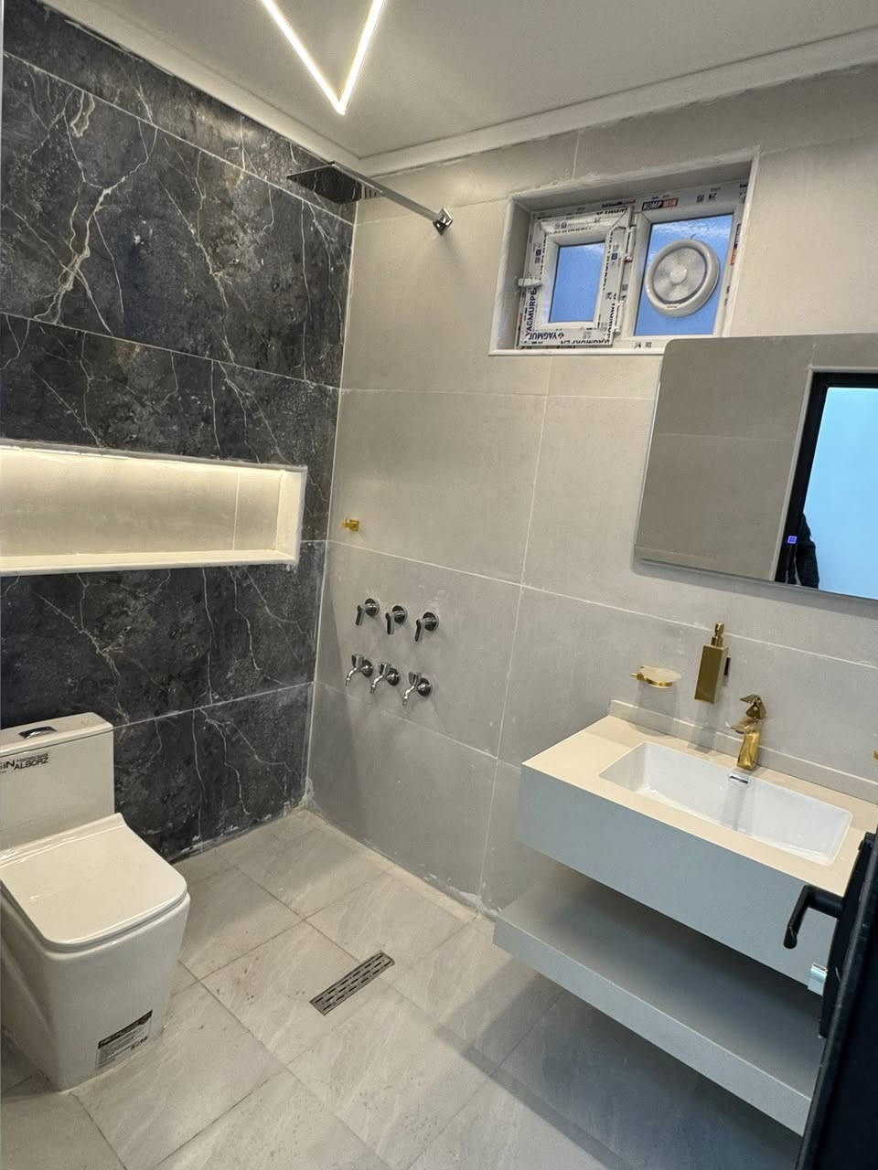 احلا 🏠 بيت بل امانه زيرو🫡
للبيع 🏠 للبيع 🏠 زيرو للبيع 🏠

حي الجهاد مربع الامانه 

دارين مساحه الواحد 100 متر 

واجهة 5م. نزال 20متر 

عرض شارع 10متر عرض رصيف 3متر 

 يحتوي  على هول صالة

منور مطبخ وخدمات عدد 2

غرف نوم عدد 3 منور 

واجهة موردن   ارضية مرمر
بيت فول درجه اولى 

للاستفسار اكثرتصل ***********

 واتساب #مكتب_عالم_العقارات
