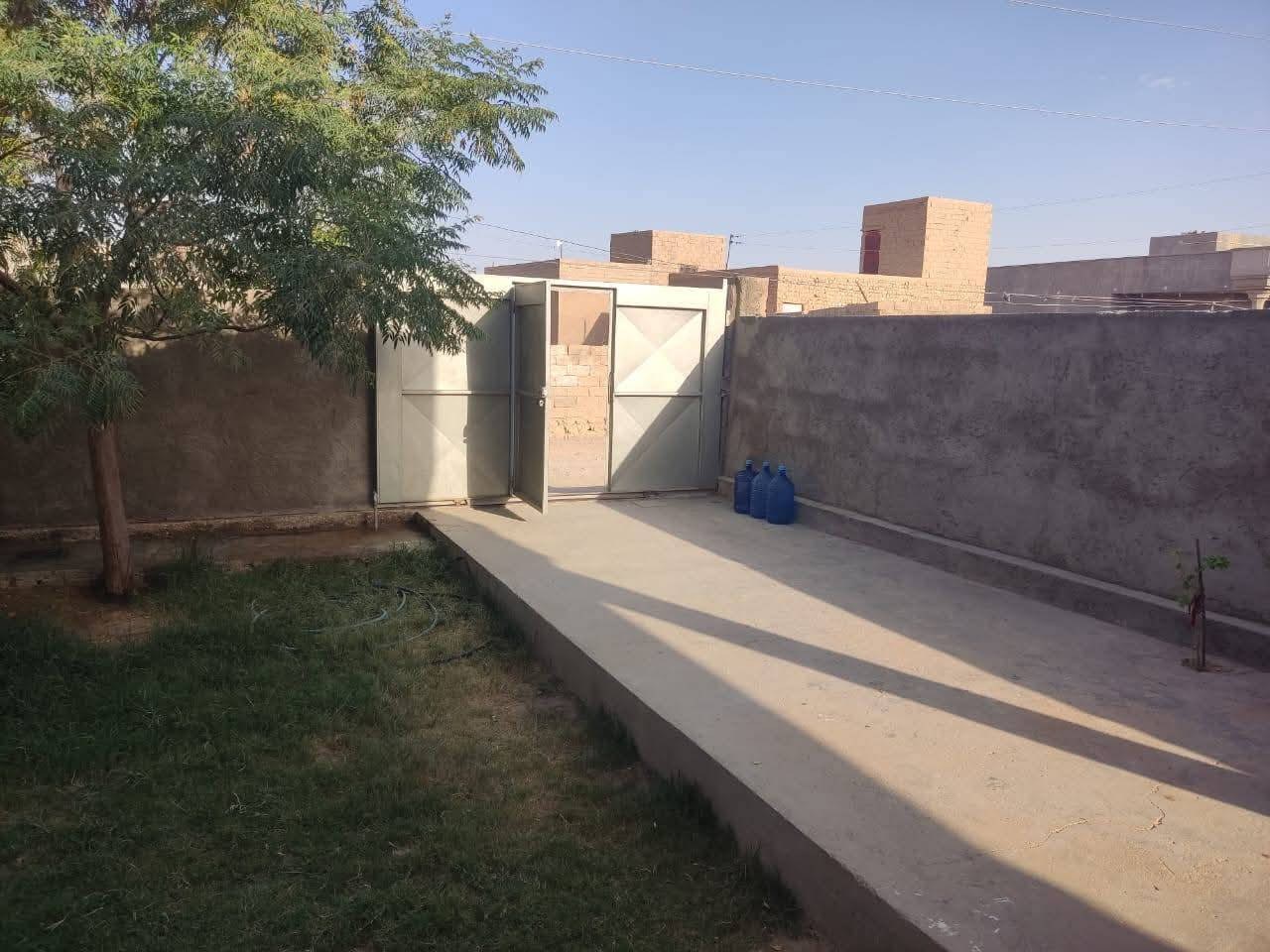 السلام عليكم ورحمه الله وبركاته 
#عرض_بسعر_رمزي  ( بيع مستعجل) 
ارخص عرض موجود حالياً..
متوفر بيت #طابقين للبيع 
#الموقع/ القائم/ حصيبه / حي غزه / بنص السكن / خلف المتنزه الجديد من الجهه الغربيه ب150 متر فقط 
 بشارع بيت رعد زعين التبليط شرق المقبره بمسافه ٢٠٠ متر 
#التفاصيل/ بيت #طابقين بناء حجر شغل درجة اولى 
سراميك بالكامل فقط ارضيه الطابق الثاني تحتاج تطبيق غرفتين وصاله / البيت جاهز للسكن يتكون /  
_ الطابق #الارضي / من : كليدور / ديوانيه / استقبال كبير/ صاله / غرفتين نوم / مطبخ كبير / حار بارد/ صحيات داخليه وخارجيه / حديقه كبيرة جداً..
_الطابق #العلوي/ يتكون من : غرفتين نوم وصاله ومخزن
/ سقوف ثانويه للغرف ارضية خشن الجدران صبغ كامل/ 
المجموع ٤ غرف نوم 
#المساحة/ 350 متر² تقريبآ  
#السعر/ #بـ40_مليون وبي مجال حك جيتك 
 ارخص من هيج ماكو // للشراء الاتصال بي مباشرة او مراسلتي على الواتساب  ***********
