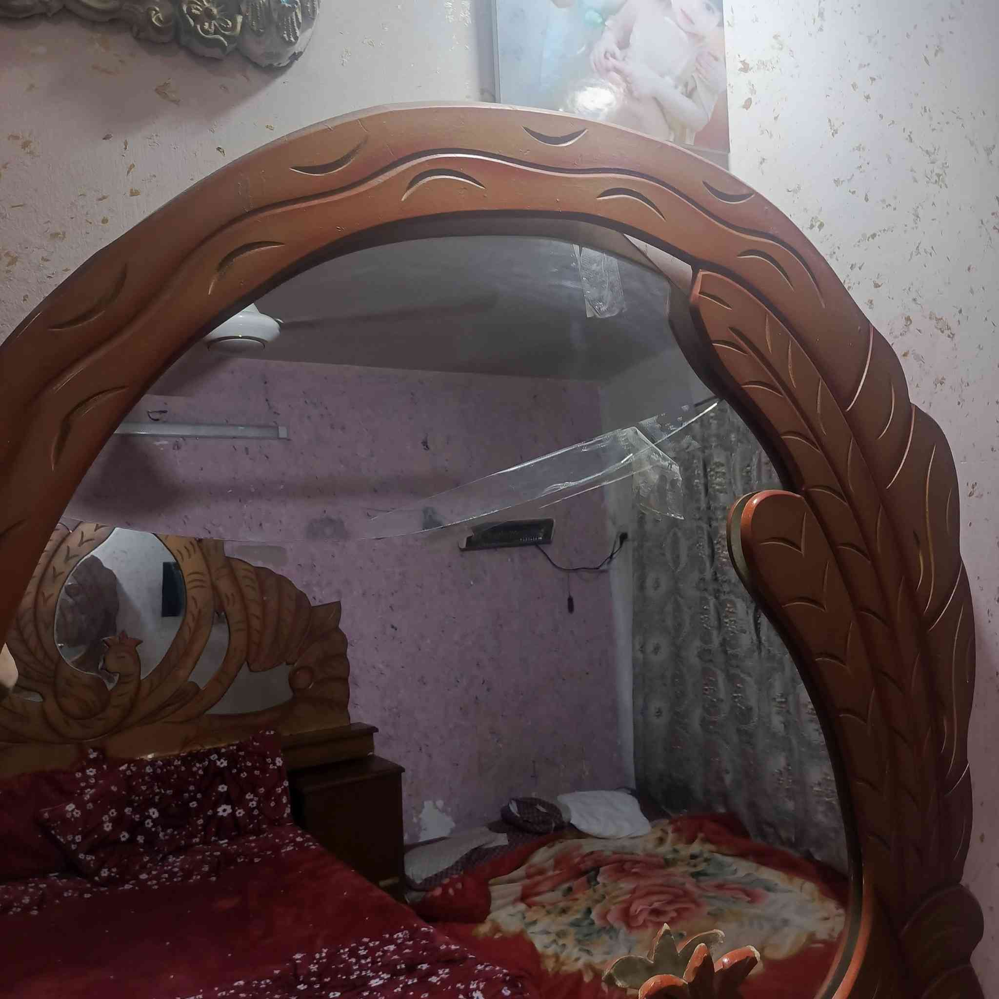 السلام عليكم غرفة نوم مستعمله للبيع
ماعدة الكنتور 
مكاني بغداد مدينة الصدر قطاع 7 شارع الفلاح 
سعر 200مع دوشك 
***********
ما توفر واتساب فقط اتصل
