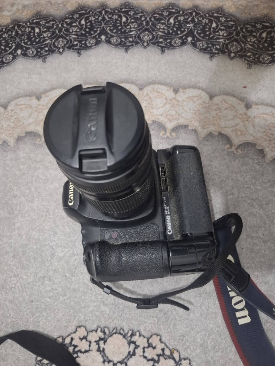 كاميرا Canon  5D مستخدمة للبيع مع كرب بطاريات عدد ٢ وشاحن للبيع السعر ١٧٥ ألف للإتصال على رقم الوتساب ***********  كربلاء المقدسة .
