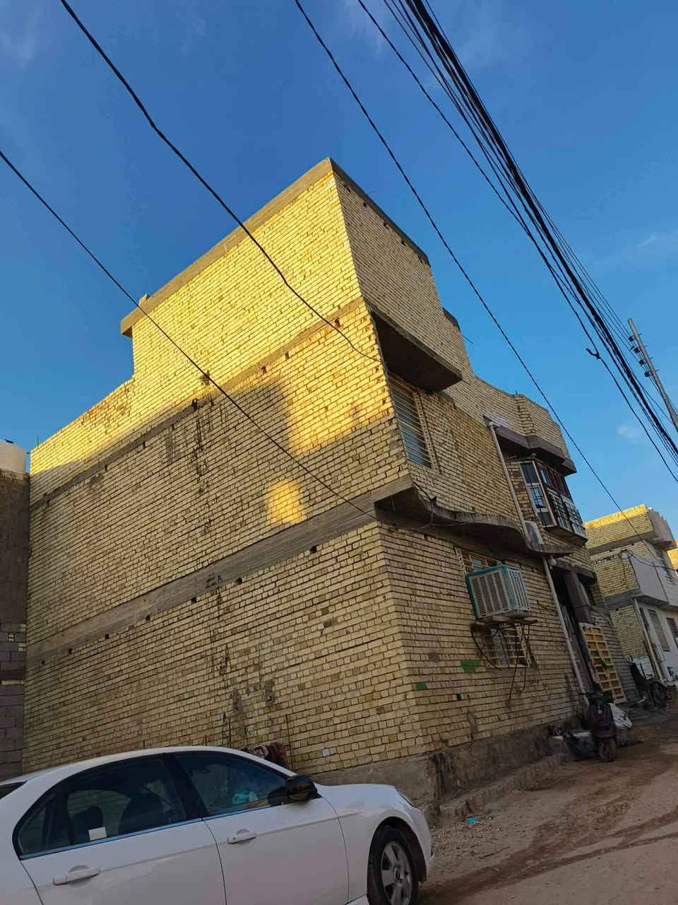 بيت طابقين بناء حديث مسلح يحتوي على ثلاث غرف نوم بالاضافة الى مخزن كبير يصلح غرفه مستقبلاً المساحه 100 سند 25 تحويل بأسمك منطقة مخدومة مقابل حي العباس عمود 12 شارع السيدة نرجس قرب مؤسسة الايتام للاستفسار... ‏‪***********‬‏... بيع جوة السوك..

