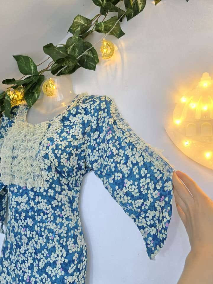 فخامة بدون مجهود مو أي دشداشة تنلبس… هاي تنحفظ بالذاكرة.
اللون يجنن والتفصيل أرتب من الخيال.الدشداشة اليوم تهوس… بسيطة بس حضورها قوي.


**إذا كنت صاحب هذا الإعلان وتريد حذفه لأي سبب، رجاءا أرسل رسالة إلى الدعم الفني**