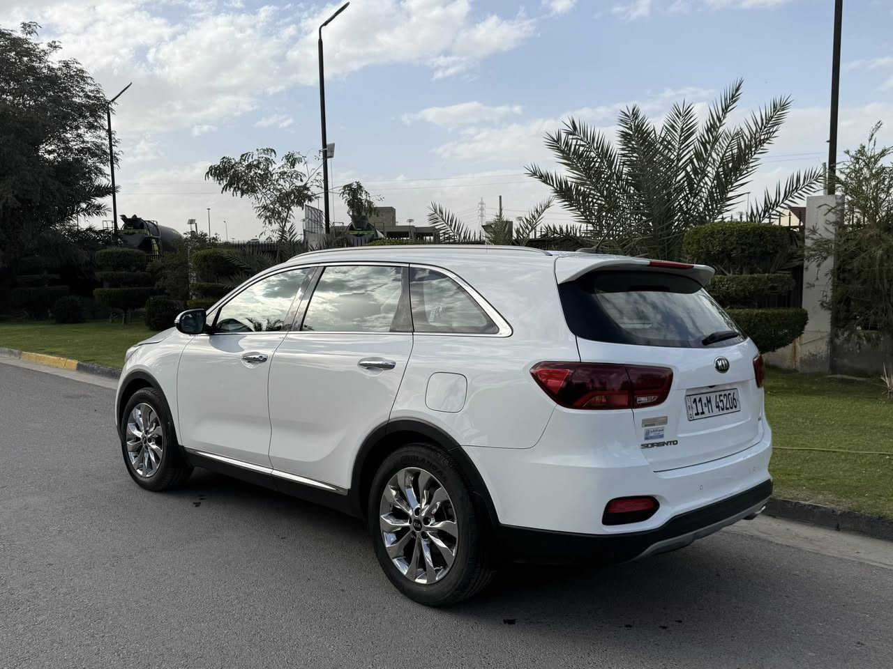 🚗 كيا سورنتو 2020 للبيع
7 راكب – فول مواصفات – مكفولة
محرك 6 سلندر قوي واعتمادي 💪

✨ ويل كروم + يدات كروم
✨ إشارة بالمرايات
✨ بردات خلفية
✨ حساسات أمامي وخلفي
✨ كامرة دوارة
✨ تحكم ستيرن جهتين
✨ كشنات جلد كهرباء
✨ داخلية لونين (أسود & أبيض)
✨تبريد قطعتين

📍 ماشية 117 ألف كم
📍 السيارة مأخوذة زيرو على إيدي
📍 تخم تايرات جديد
📍 رقم بغداد (انكليزي الجديد)

سيارة نظيفة جداً وجاهزة للاستخدام بدون أي صرف 👌
عنوان بغداد حي القاهرة 
للاستفسار اتصال 📞 ***********
