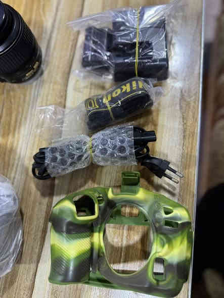 كامرة نيكون D610
نضافة ٩٠٪؜
مع عدسة 18-55
مع عدسة 50mm مع هود 
شاحنة   وكيبل وباتري اصلي
جلاتين 
سعر كلهن ٦٠٠ الف
مكاني موصل
تواصل ع رقم ***********
***********
